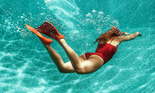 Kvinna simmar i pool